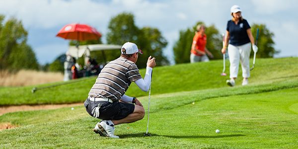 Personen auf dem Golfplatz