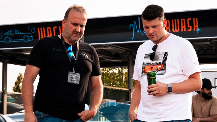 Zwei Männer beim Carwash Event