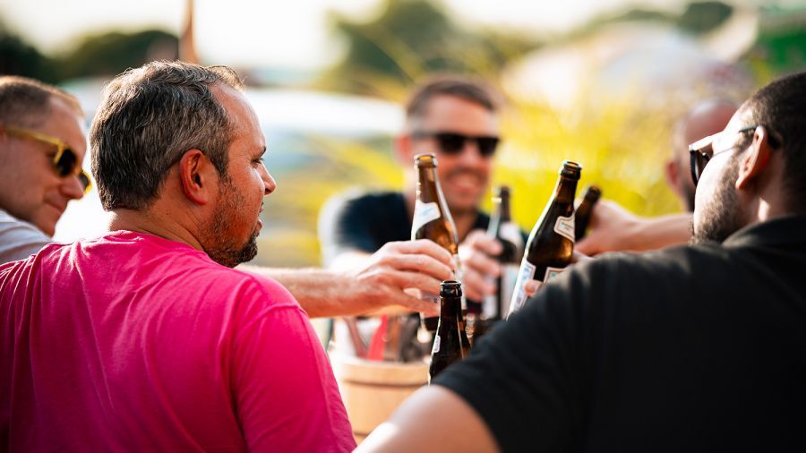 Männergruppe trinkt Bier